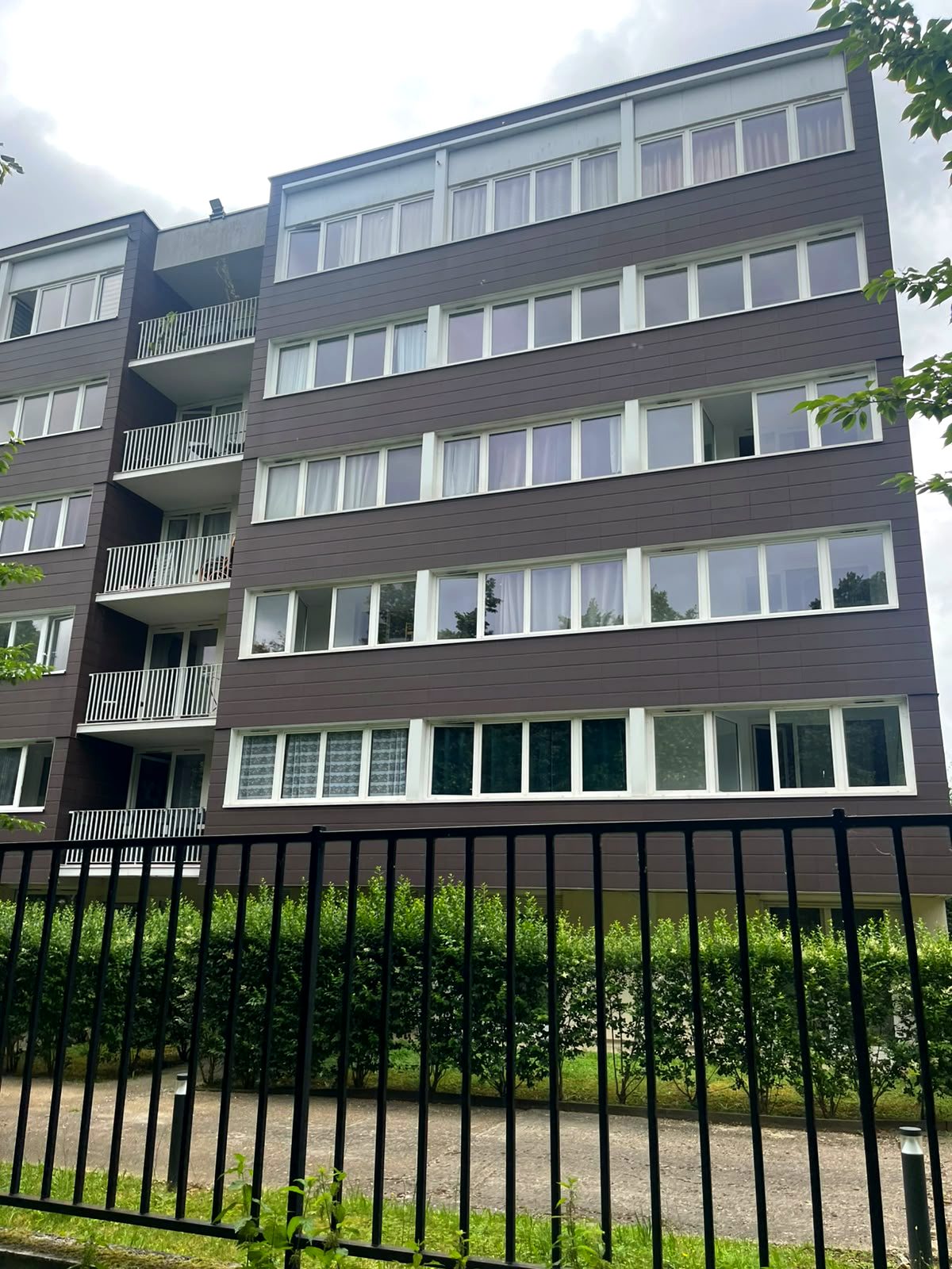 Façade de la résidence, bardage et menuiseries en bandeaux filants, balcons en retour.
