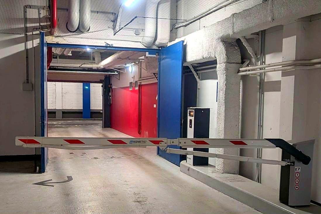 Barrière levante et borne de contrôle d'accès à l'entrée du parking, mairie de Gennevilliers.