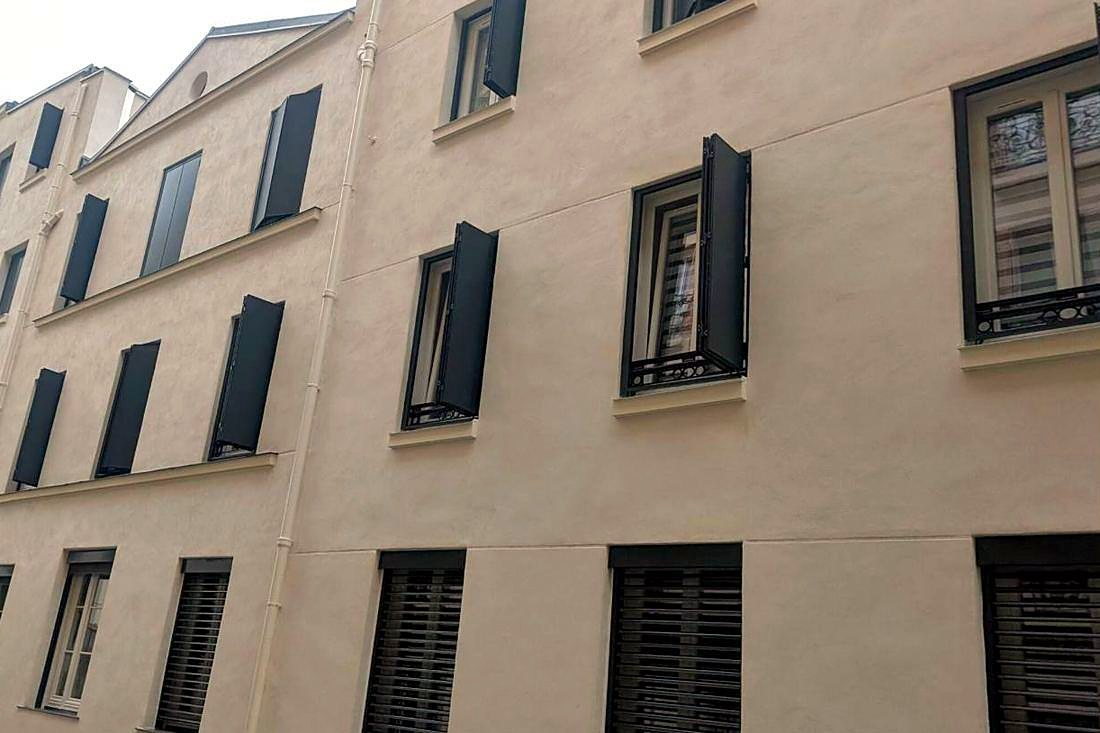 Volets pliants débordants et garde-corps sur façade sur rue, RIVP boulevard Richard-Lenoir.