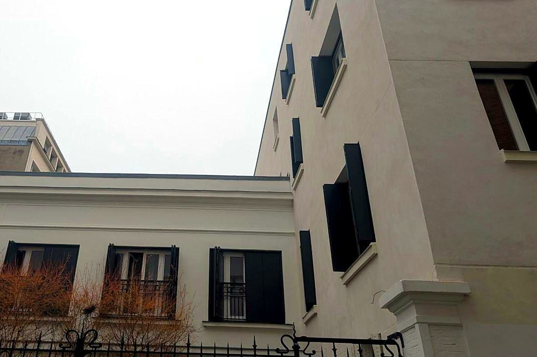 Volets pliants débordants et menuiseries sur retour de cour, façade Saint-Sébastien.