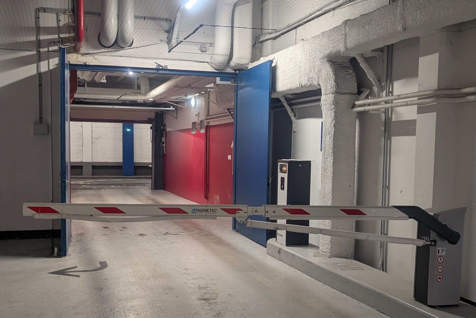 Contrôle d'accès véhicules à l'entrée d'un parking.