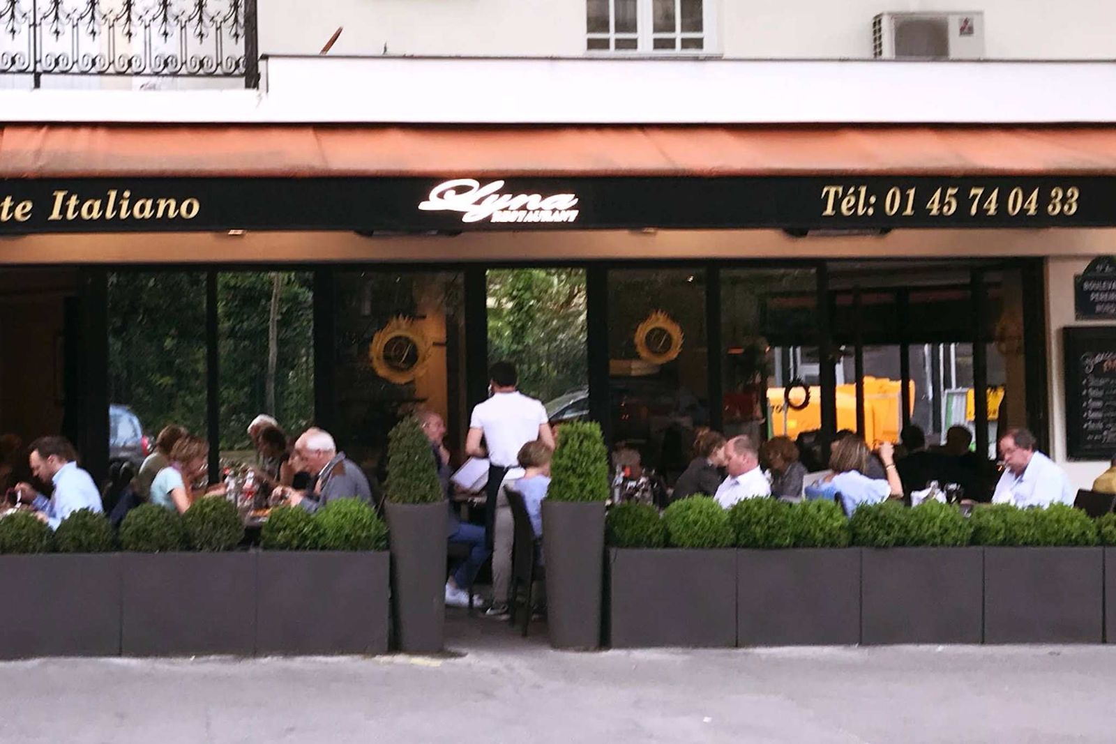 Façade d'un restaurant, devanture et vitrage sur rue.