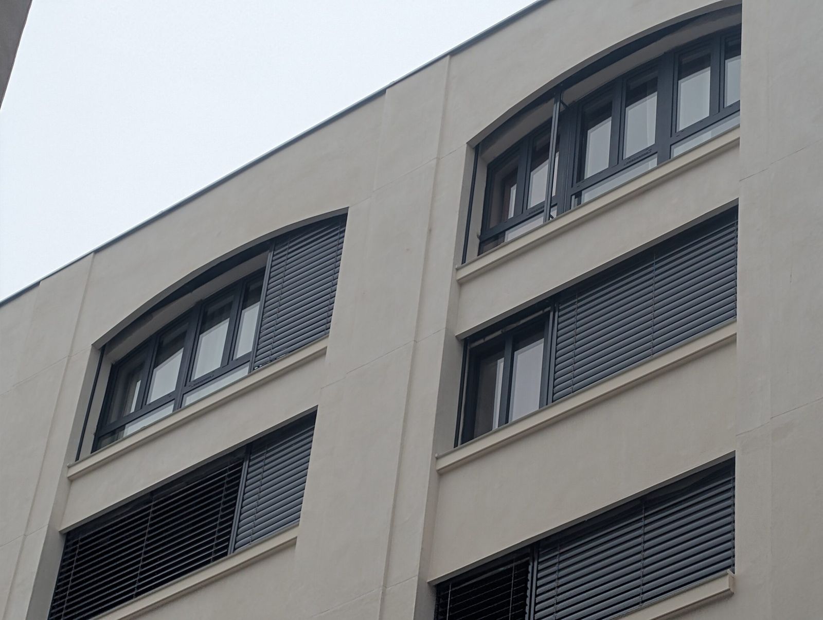Menuiseries aluminium cintrées posées en façade, réhabilitation Paris 11ᵉ.