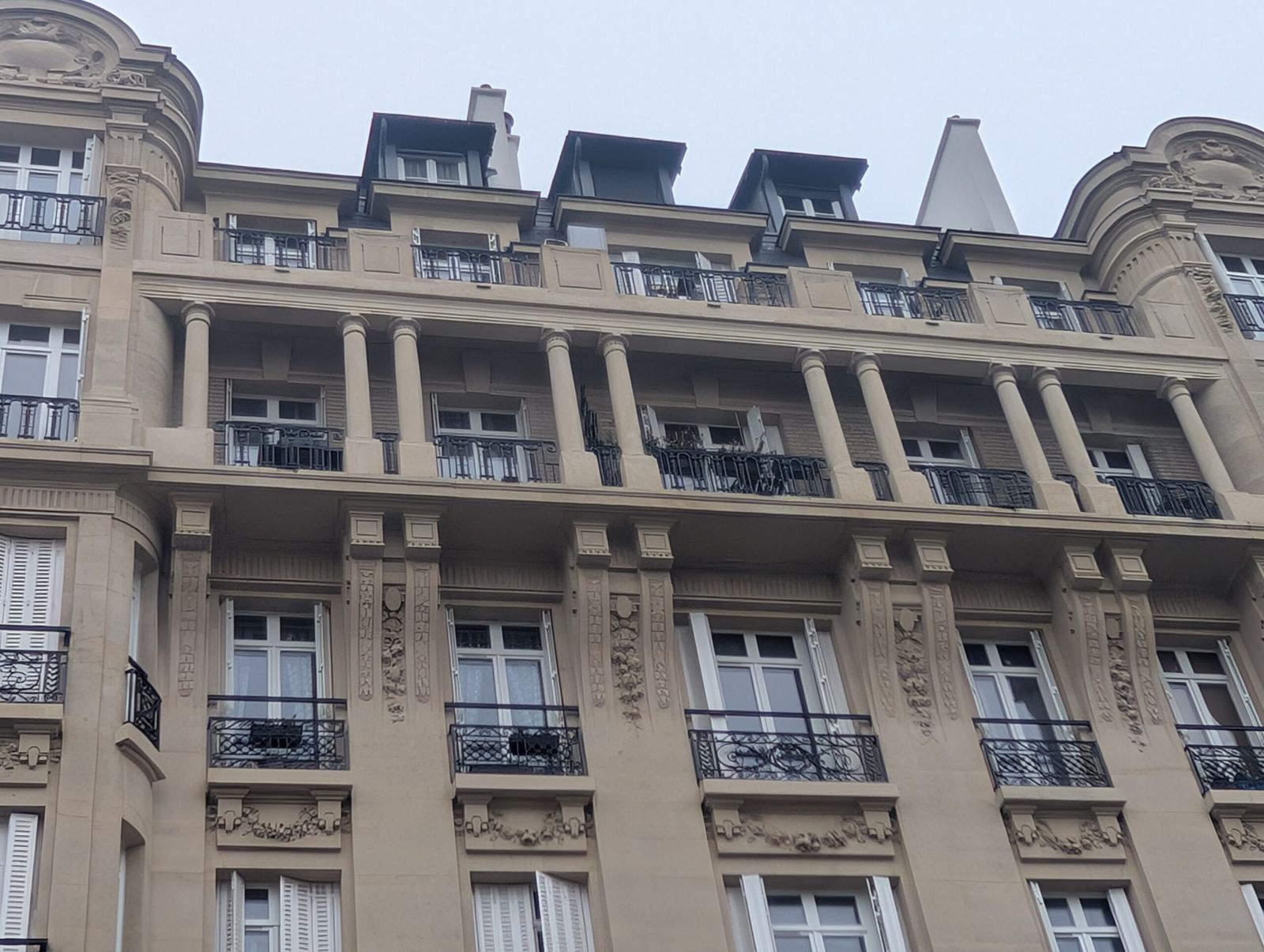 Façade traitée en isolation par l'extérieur, brise-soleil intégrés.