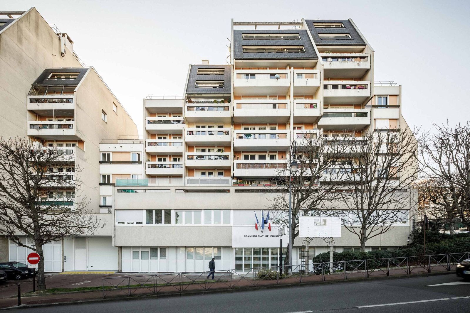 Vue d'ensemble du bâtiment, commissariat en rez-de-chaussée et logements au-dessus.