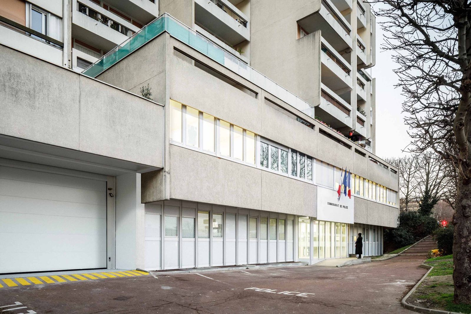 Façade sur rue, ensemble menuisé pare-balles.