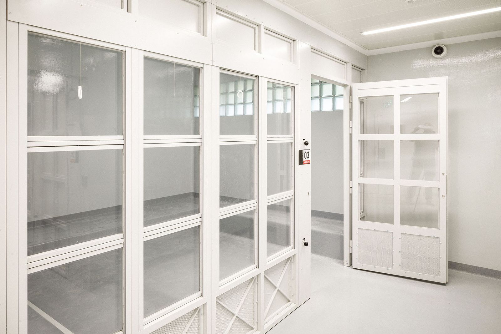 Espace de garde à vue, ensemble acier et vitrage de sécurité.