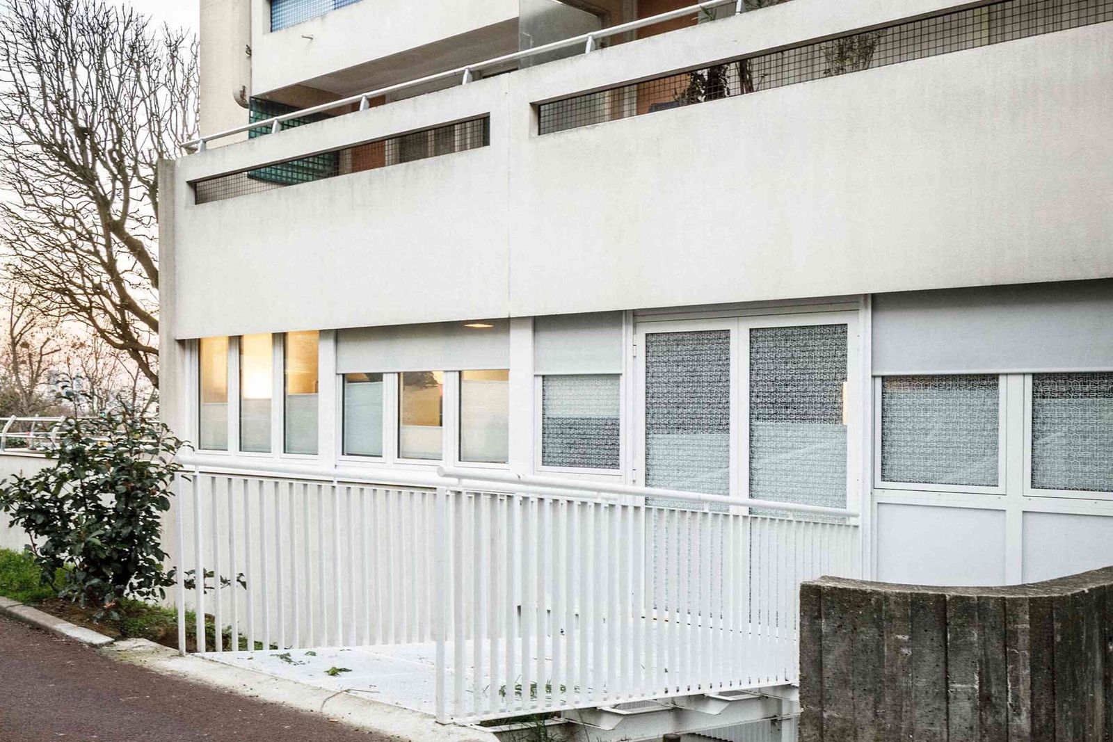 Passerelle de secours en acier sur IPN, plancher caillebotis.