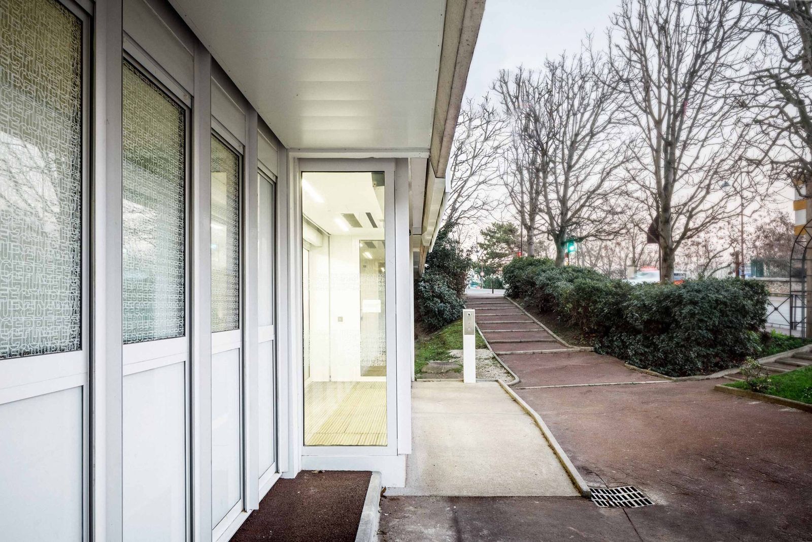 Sas d'entrée, porte coulissante motorisée pare-balles.