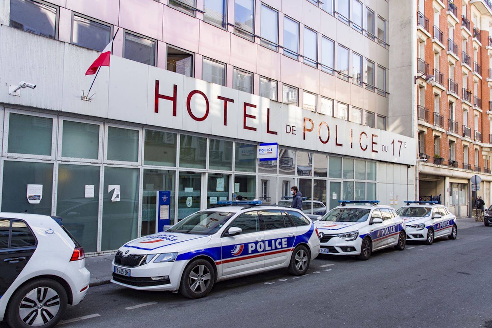 Hôtel de police du 17ᵉ arrondissement de Paris, rue Truffaut.