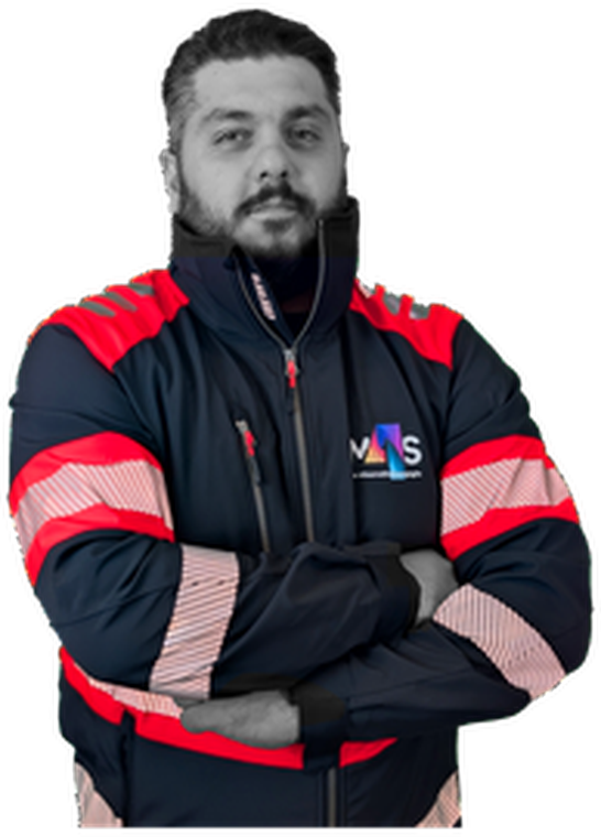 Technicien en softshell haute visibilité marine et rouge floquée du logo M4S.