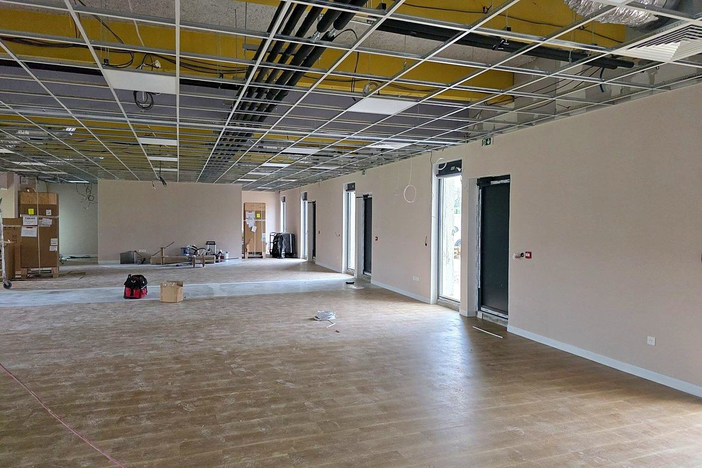 Plateau de bureaux en fin de travaux, ensembles menuisés aluminium en façade et bloc-porte vitré.