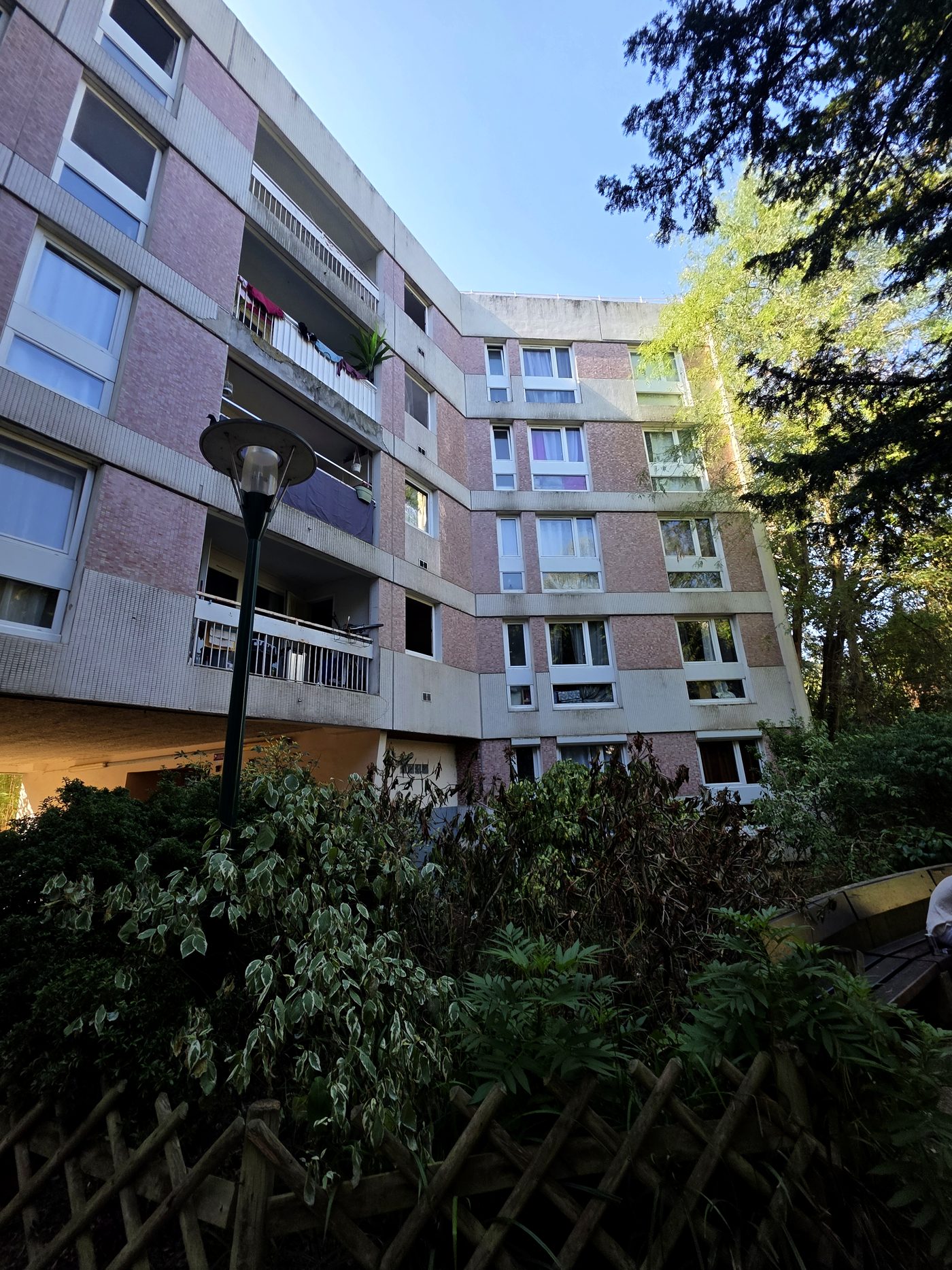 Façade sur jardin, loggias et garde-corps, menuiseries blanches existantes.