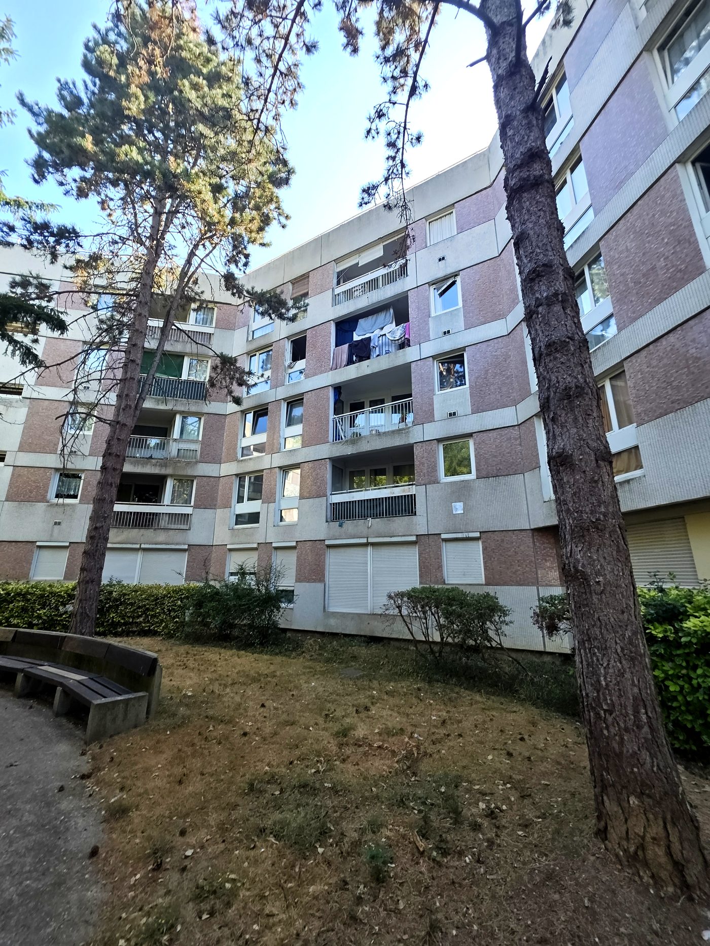 Retour de façade en enfilade, allèges en granito et volets roulants en coffre extérieur.